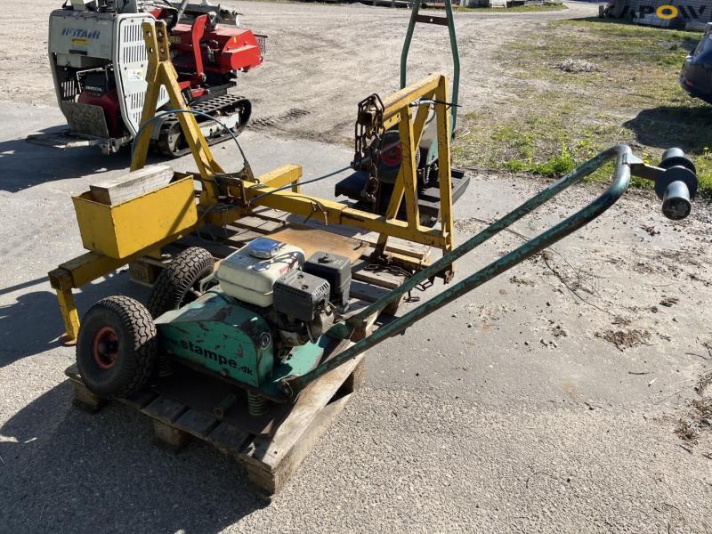 Roadside tractor bracket for plate vibrator 6